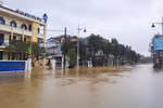 La zona que conduce al puente Cau Lon en la calle de Bui Thi Xuan, barrio de Thuan Hoa, ciudad de Hue todavía está profundamente inundada en la mañana del 28 de octubre. (Fuente: VNA)