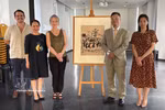 Delegados vietnamitas y franceses posan para una foto conmemorativa junto a la pintura original "¡Viva la paz!" de artista Pablo Picasso. (Fuente: VNA)