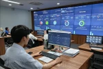 Monitorean la recepción de solicitudes en línea y del progreso de su procesamiento en el Centro de Operaciones y Monitoreo Inteligente (COI) de la ciudad de Da Nang. (Fuente: VNA)