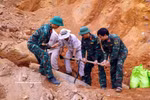 Las fuerzas de MAG, en coordinación con el Comando Militar de la Comuna de Bo Trach, realizan las tareas de desactivación de la bomba. (Foto: VNA)