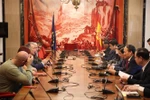Panorama de la reunión entre Phan Dinh Trac, miembro del Buró Político, secretario del Comité Central del Partido Comunista de Vietnam y jefe de su Comisión de Asuntos Interiores, y el secretario general del Partido Comunista de España, Enrique Santiago Romero. (Fuente: VNA)