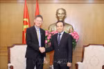 El secretario del Comité Central del Partido Comunista de Vietnam y jefe de su Comisión de Políticas y Estrategias, Tran Luu Quang, se reunió con Oliver Marquette, presidente de la Corporación AES Vietnam. (Fuente: VNA)