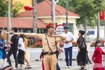 La policía de tránsito de Hanoi dirige y controla el tráfico. (Foto: qdnd.vn)