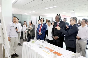 Esteban Lazo Hernández visita Nestlé Bong Sen y la zona industrial Thang Long II (Foto: VNA)