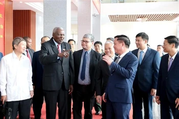 Presidente del Parlamento cubano, Esteban Lazo Hernández, visita provincia norvietnamita de Hung Yen. (Foto: VNA)