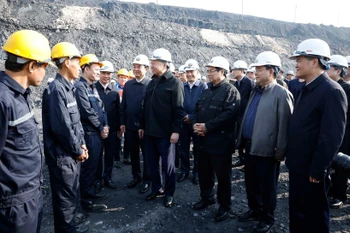 El secretario general del Partido Comunista de Vietnam, To Lam, extiende saludos del Tet a mineros del carbón en Quang Ninh (Foto: VNA)