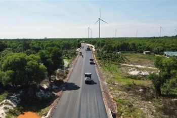 Los contratistas aceleran el progreso en el tramo que atraviesa la comuna de Cam Hong. Foto: VNA