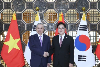 El secretario general del Partido Comunista de Vietnam, To Lam, y el presidente de la Asamblea Nacional de Corea del Sur, Woo Won Shik. (Foto: VNA)