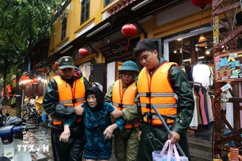 La antigua ciudad de Hoi An queda bajo el agua