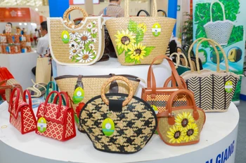 Productos elaborados con materiales ecológicos como bolsos de junco y pajitas de hierba de la Cooperativa de Mujeres de Phu My, provincia de An Giang. Foto: VNA