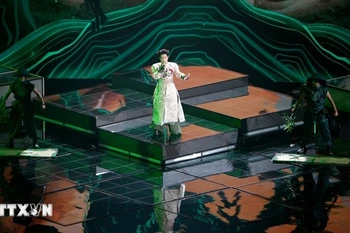 El cantante vietnamita Duc Phuc con potente voz y actuación impresionante en el Festival Musical Internacional Intervision 2025, celebrado en Moscú, Rusia. (Foto: VNA)