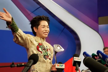 El cantante vietnamita Duc Phuc gana el Festival Intervision 2025 en Moscú con su canción "Phu Dong Thien Vuong", superando a 21 competidores globales. (Foto: VNA)