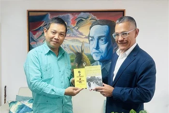 El embajador de Vietnam en Venezuela, Vu Trung My, entrega al ministro venezolano de Cultura, Ernesto Villegas, de obras representativas del Presidente Ho Chi Minh. (Foto: VNA)