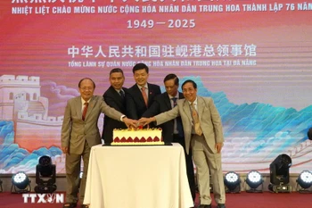 El Consulado General de China en Da Nang organiza una ceremonia para conmemorar el 76.º aniversario del Día Nacional del gigante asiático, con la presencia de representantes de Ministerios y sectores, líderes de las provincias del centro de Vietnam y empresas chinas en esta urbe. (Foto: VNA)