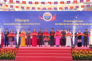 La inauguración de un área de internado para la escuela primaria Ben Cau en la provincia vietnamita de Tay Ninh. (Foto: VNA)