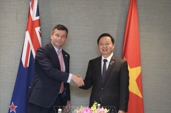 El viceprimer ministro vietnamita Tran Hong Ha y su homógogo neozelandés David Seymour. (Foto: VNA)