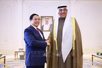 El primer ministro de Vietnam, Pham Minh Chinh, y el príncipe heredero Sheikh Sabah Khaled Al-Hamad Al-Sabah. (Foto: VNA)