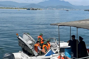 Las fuerzas de la Guardia Fronteriza de Dong Thap verifican la documentación de zarpe de las embarcaciones pesqueras. (Foto: VNA)