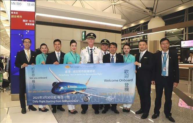 La primera tripulación de vuelo de Ciudad Ho Chi Minh a Hong Kong cuando se reabrió la ruta. (Fuente: VNA)