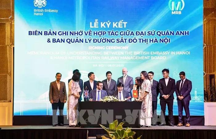 En la ceremonia de la firma del memorando de entendimiento entre la Autoridad de Gestión del Ferrocarril Urbano de Hanoi y la Embajada del Reino Unido e Irlanda del Norte en Vietnam. (Fuente: VNA)
