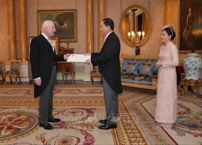 El embajador de Vietnam en el Reino Unido, Do Minh Hung, y su esposa presentaron sus cartas credenciales al rey Carlos III. (Fuente: VNA)