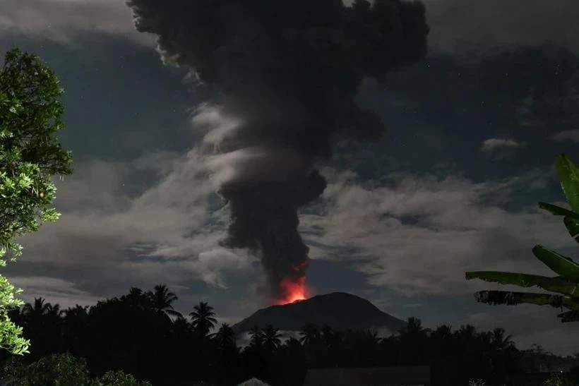 El monte Ibu expulsa material volcánico a unos cuatro mil metros de altura durante una erupción, como se observó desde el puesto de observación del volcán Monte Ibu en Halmahera occidental, Molucas del Norte, el 11 de enero de 2025. (Foto: AFP)