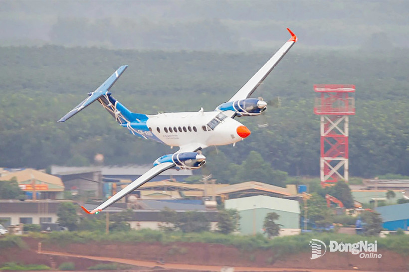 El avión King Air B350 realiza la calibración aérea en el aeropuerto internacional de Long Thanh (Fuente: baodongnai.com.vn) 
