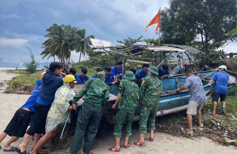 Los jóvenes del distrito de Lien Chieu de la ciudad de Da Nang apoyan a los pescadores locales. (Fuente: VNA)
