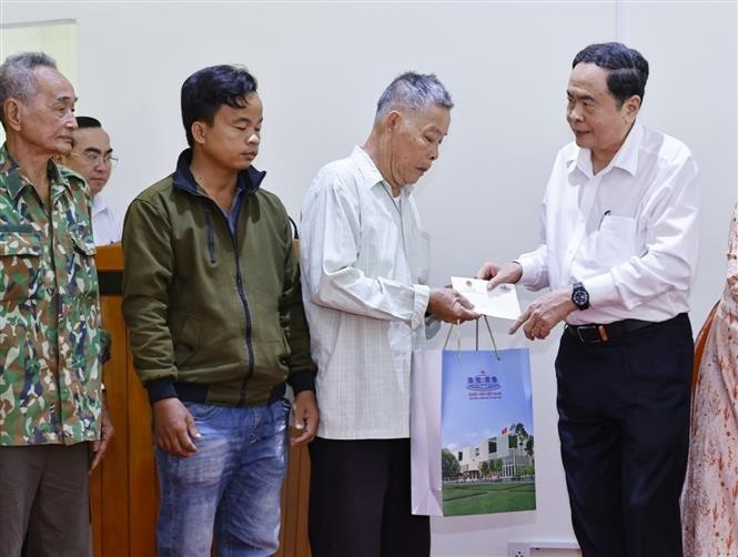 El presidente de la Asamblea Nacional de Vietnam, Tran Thanh Man, entrega obsequios a familias beneficiarias de políticas sociales. (Fuente: VNA)