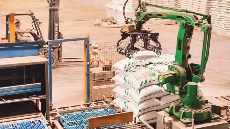 Línea de producción en la empresa DAP No.2-Vinachem (Fuente: nhandan.vn)