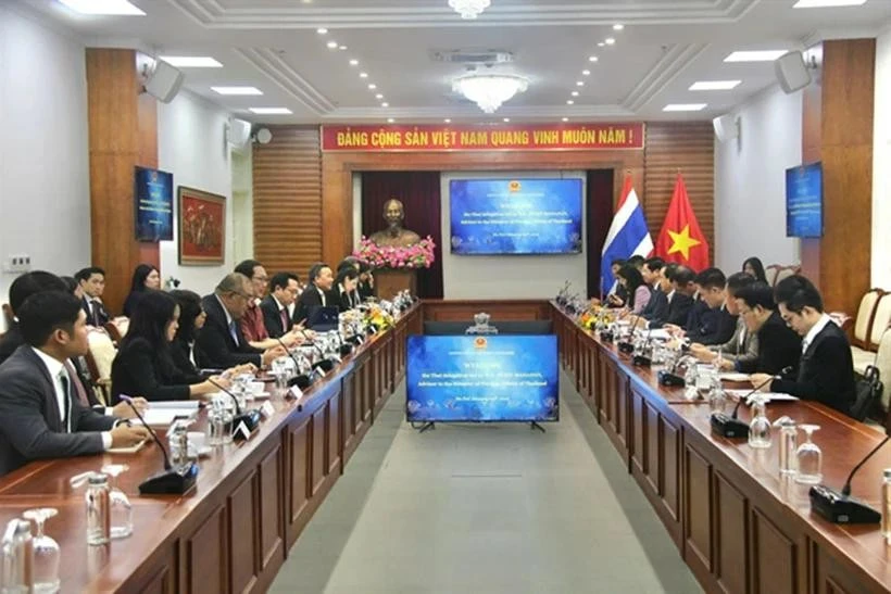 Las autoridades de turismo de Vietnam y Tailandia durante la reunión en Hanoi para fortalecer la cooperación. (Foto: bvhttdl.gov.vn)