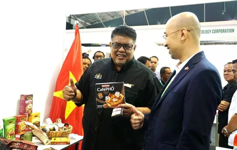 Ngo Quang Hung, primer secretario de la Oficina Comercial de Vietnam en Malasia, presenta el café vietnamita al gobernador de Melaka, Ab Rauf Yusoh. (Fuente: VNA) 