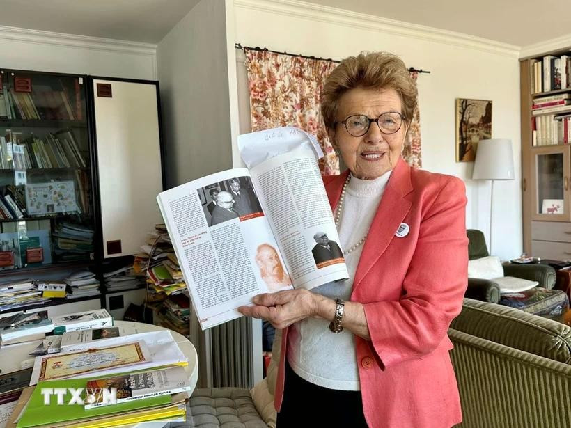 La senadora honoraria Hélène Luc presenta sus documentos sobre el Presidente Ho Chi Minh. (Fuente: VNA) 