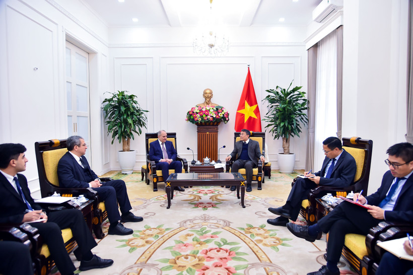 En la reunión entre el viceministro permanente de Relaciones Exteriores de Vietnam, Nguyen Minh Vu, y la delegación del Partido Nuevo Azerbaiyán. (Fuente: VNA)