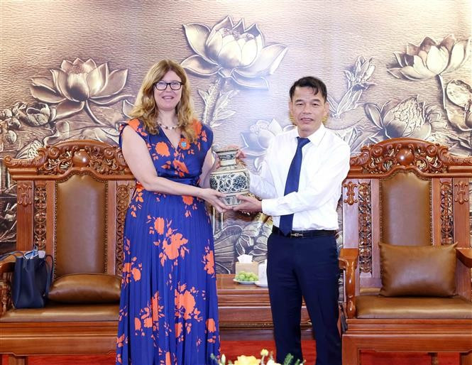 Vu Thanh Mai, subjefe de la Comisión de Información, Educación y Movilización de Masas del Partido Comunista de Vietnam, entrega un regalo a Silvia Danailov, jefa de UNICEF Vietnam. (Fuente: VNA)