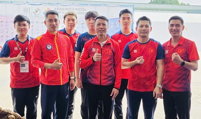 El equipo de tiro vietnamita felicita al tirador Ha Minh Thanh (segundo del derecho) (Fuente: baogiaothong.vn) 