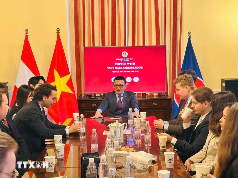 El embajador de Vietnam en Austria, Vu Le Thai Hoang, se reúne con profesores y estudiantes de posgrado internacionales en la Academia Diplomática de Austria. (Fuente: VNA)