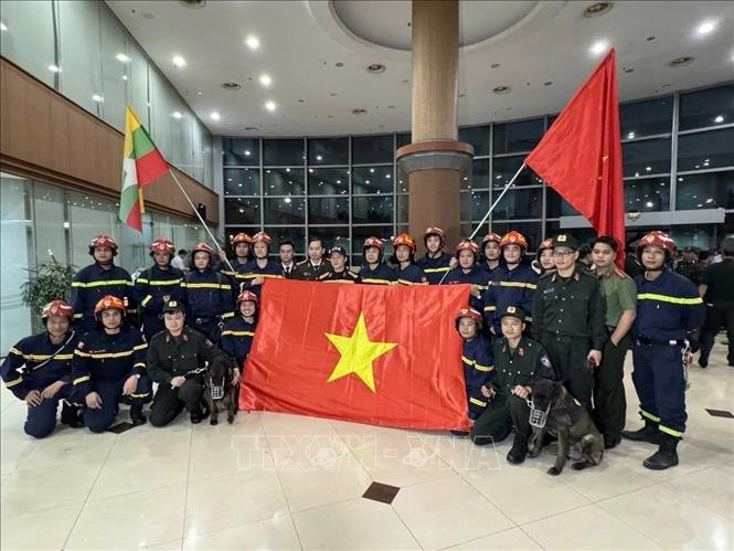 El equipo de rescate del Ministerio de Seguridad Pública de Vietnam llega a Yangon, Myanmar la noche del 30 de marzo. (Fuente: VNA)