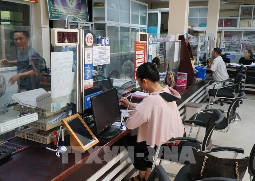 Los pobladores realizan procedimientos administrativos en el Comité Popular del barrio Hai Chau 1, del distrito Hai Chau, ciudad de Da Nang (Fuente: VNA) 