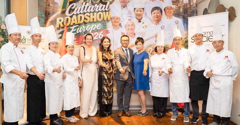 El embajador de Vietnam en Austria, Vu Le Thai Hoang, y Gertrud Tauchhammer, redactora jefe de la revista SOCIETY, junto con artesanos culinarios vietnamitas en el Pho Cultural Road Show Europe 2026. (Foto: SOCIETY)