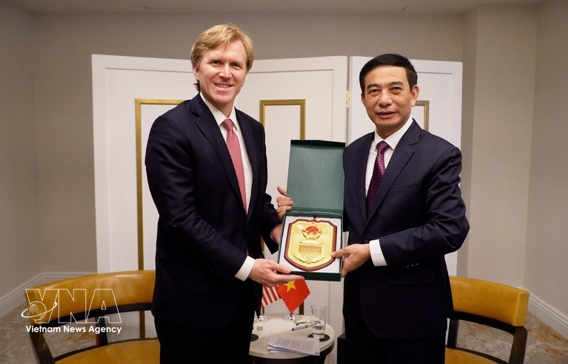 El ministro de Defensa de Vietnam, Phan Van Giang, entrega un regalo al vicesecretario primero del Departamento de Guerra de Estados Unidos, Elbridge A. Colby. (Fuente: VNA)