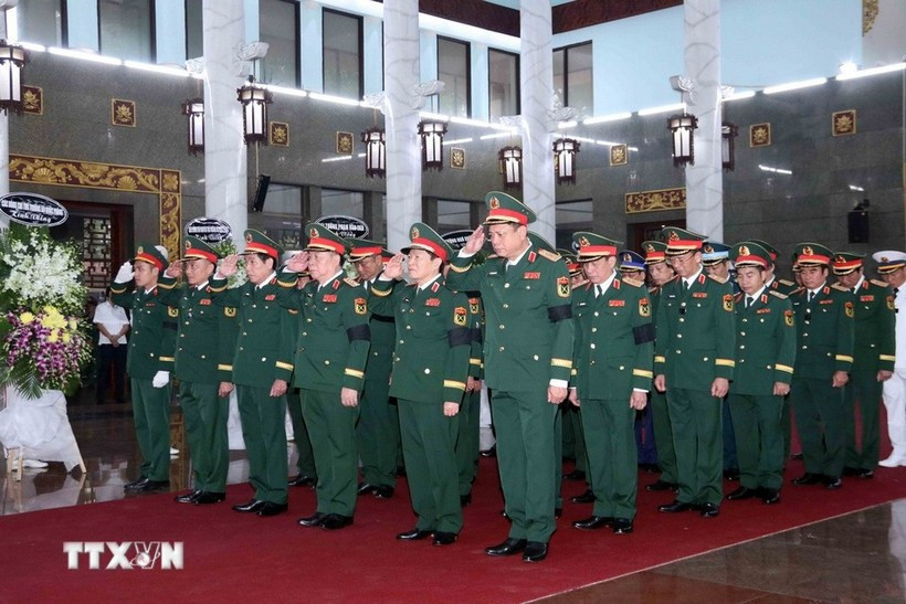 Una delegación de la Comisión Central Militar rinde tributo al general Le Van Dung. (Fuente: VNA) 