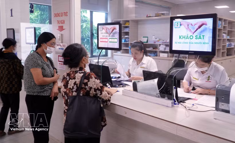 Pago de tasas hospitalarias en el Hospital General de Lam Hoa, en la provincia de Thai Binh. (Fuente: VNA)