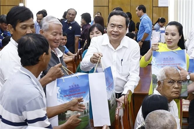 El presidente de la Asamblea Nacional de Vietnam, Tran Thanh Man, entrega regalos a los pobladores de Tra Vinh. (Fuente: VNA)