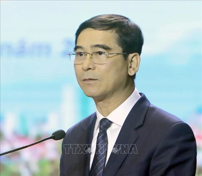 Duong Van An, secretario del Comité partidista de la provincia de Binh Thuan desde octubre de 2020 hasta marzo de 2024, recibe una advertencia del Buró Político. (Fuente: VNA)