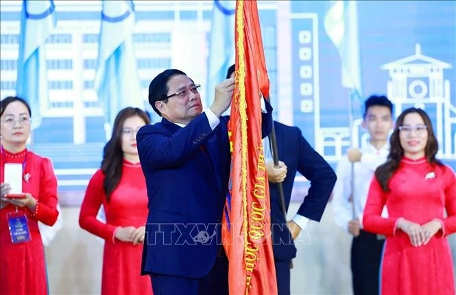 El primer ministro de Vietnam, Pham Minh Chinh, entrega la Orden del Trabajo de primera clase a la Universidad Nacional de Ciudad Ho Chi Minh (Foto: VNA)