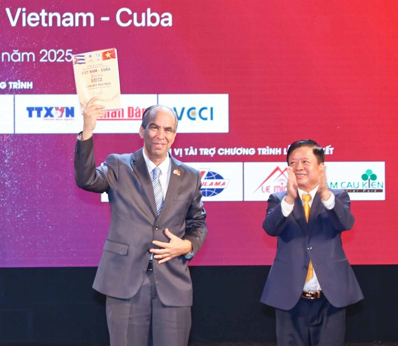 Entregan la versión demo de la antología “Vietnam - Cuba: Canción de amistad que resuena por siempre” al embajador cubano en Vietnam, Rogelio Polanco Fuentes. (Fuente: VNA)