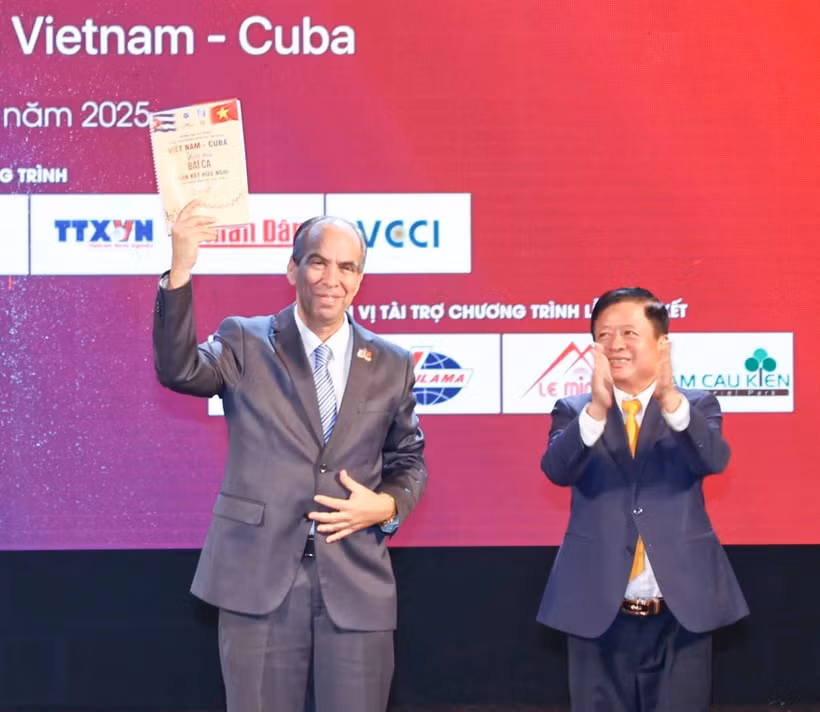 Entregan la versión demo de la antología “Vietnam - Cuba: Canción de amistad que resuena por siempre” al embajador cubano en Vietnam, Rogelio Polanco Fuentes. (Fuente: VNA)