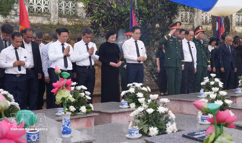 La viceprimera ministra Pham Thi Thanh Tra y otros delegados realizan la ceremonia de sepelio de los restos de los soldados caídos. (Fuente: VNA)