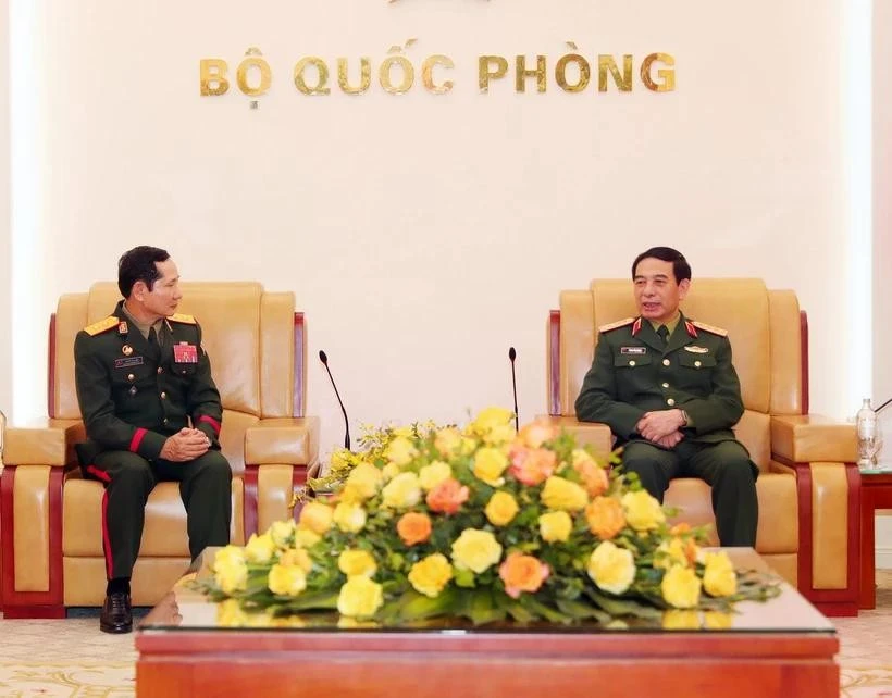 El ministro vietnamita de Defensa, general Phan Van Giang, (derecha) y el teniente general Saichay Kommasith, viceministro de Defensa y Jefe del Estado Mayor del Ejército Popular de Laos. (Fuente: VNA)